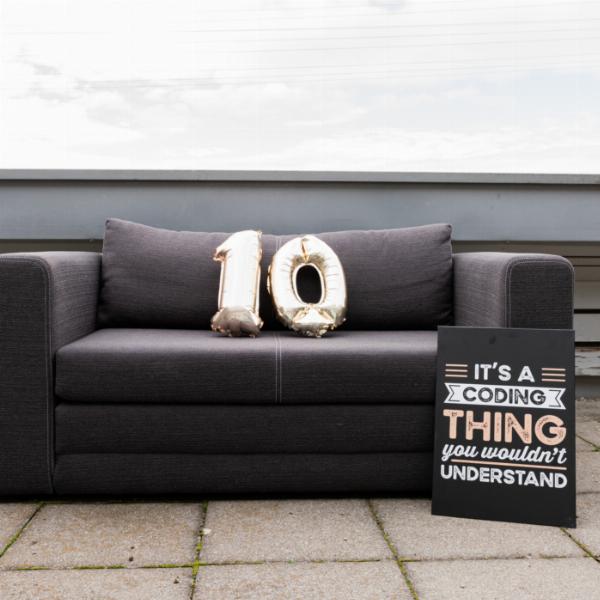 10-Ballon auf Sofa
